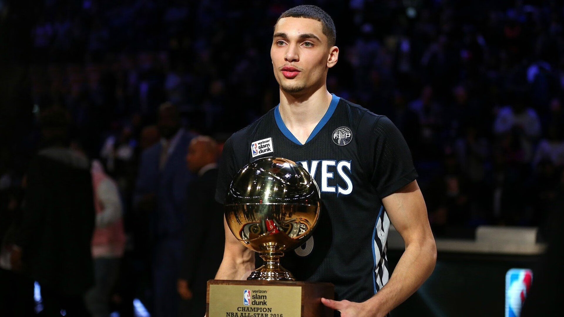 大型街头篮球表演,点燃城市夜空,街头篮球表演视频