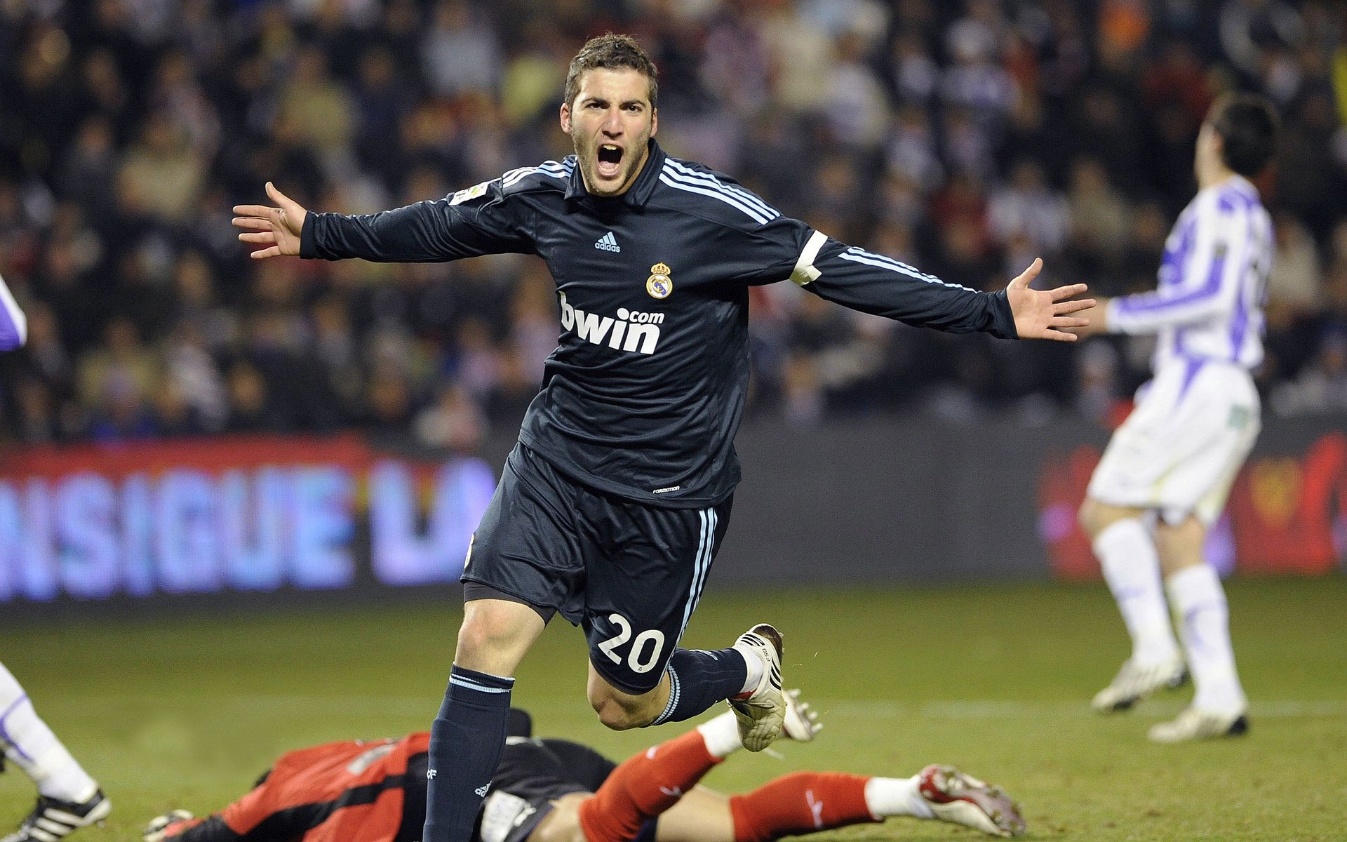 赛场外：粉丝文化与粉丝互动新潮流，赛场啥意思